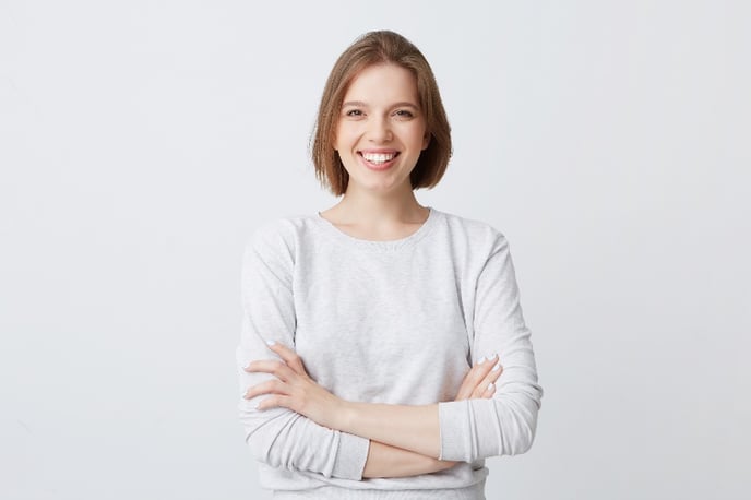 portrait-cheerful-attractive-young-woman-longsleeve-standing-with-arms-crossed-smiling-1